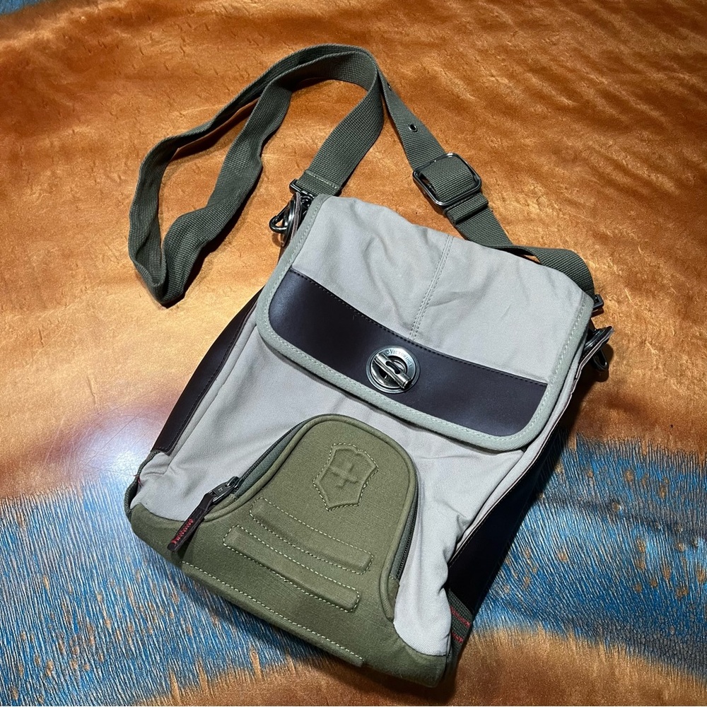 Victorinox Swiss Army Green Beige Brown Messenger Courier Travel Bag Canvas